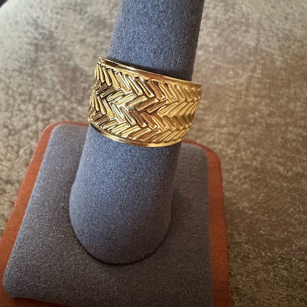 Source Unknown Gold Rings Collection